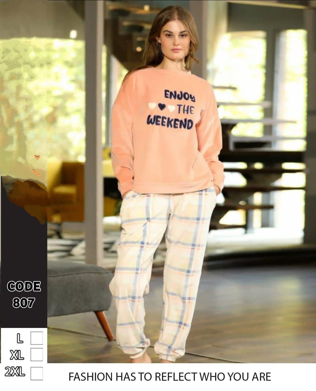 طقم بيجامه قطيفه بنقشه مربعه