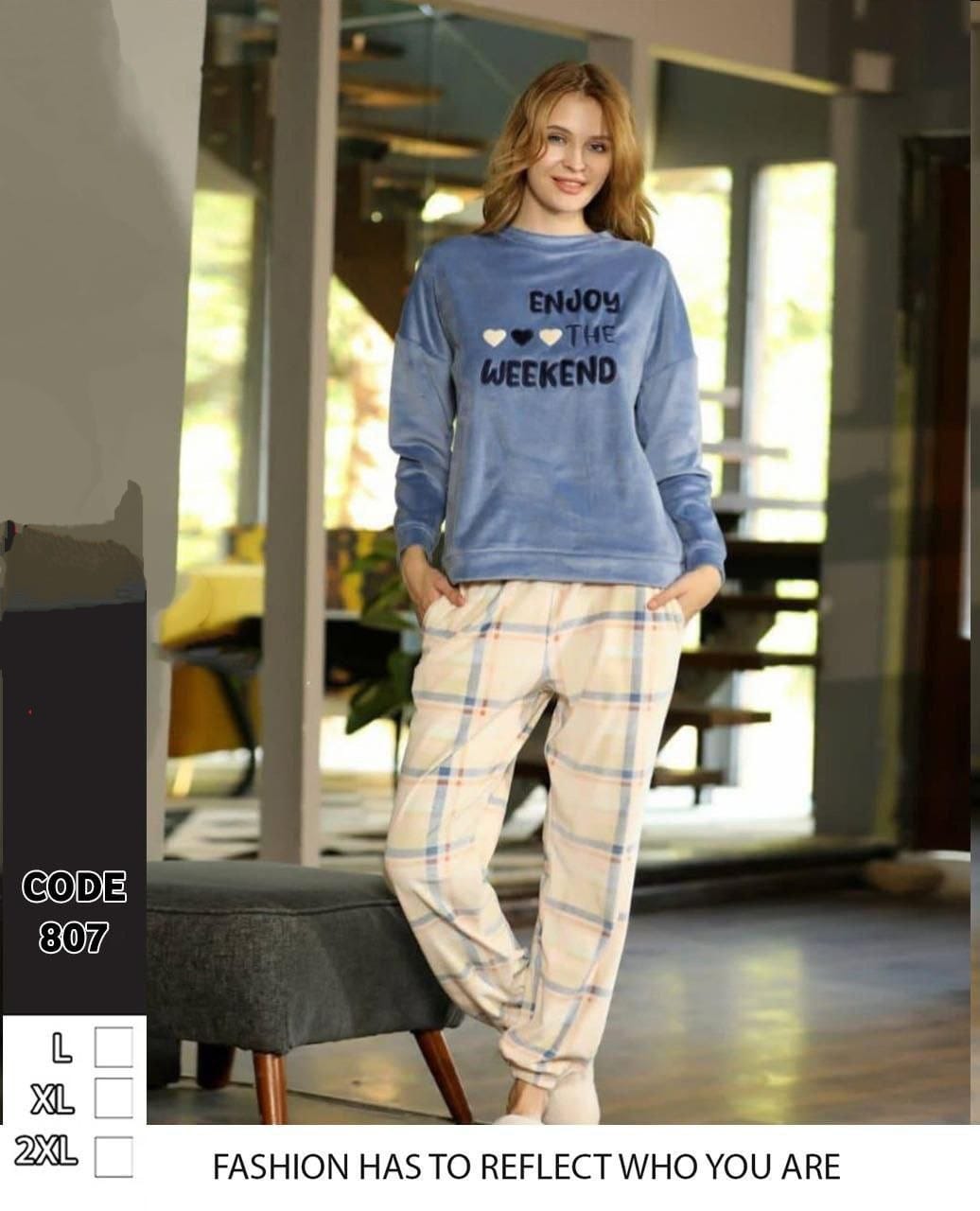 طقم بيجامه قطيفه بنقشه مربعه